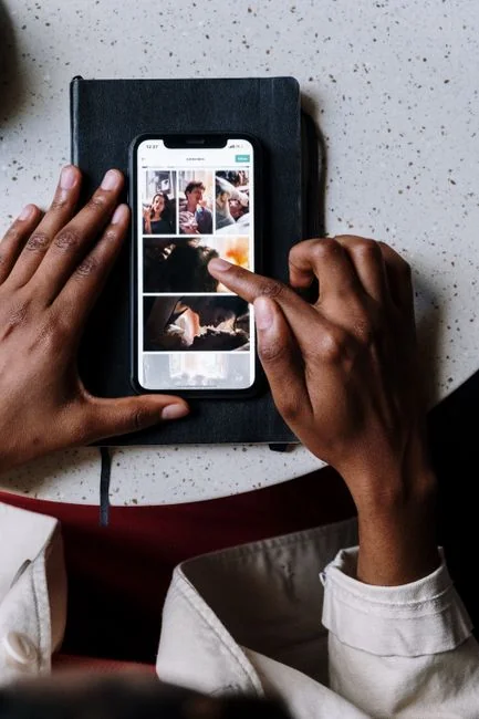 home-img Un smartphone élégant affichant une œuvre dans un décor minimaliste, idéal pour des thèmes liés à la technologie et au design.
